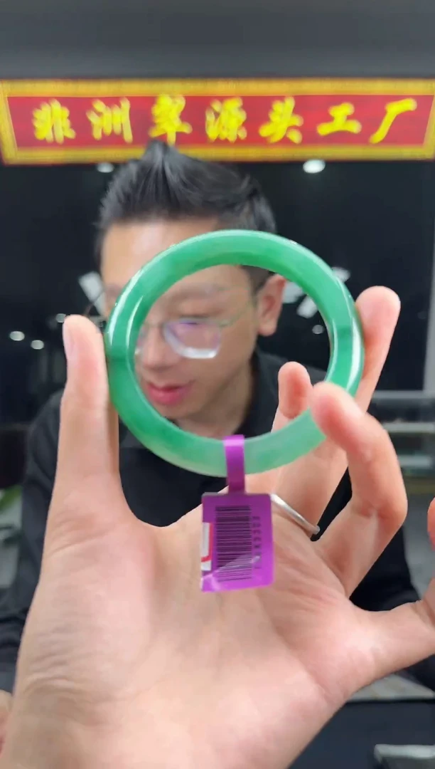 石英质玉（非洲翠）手镯未镶嵌111