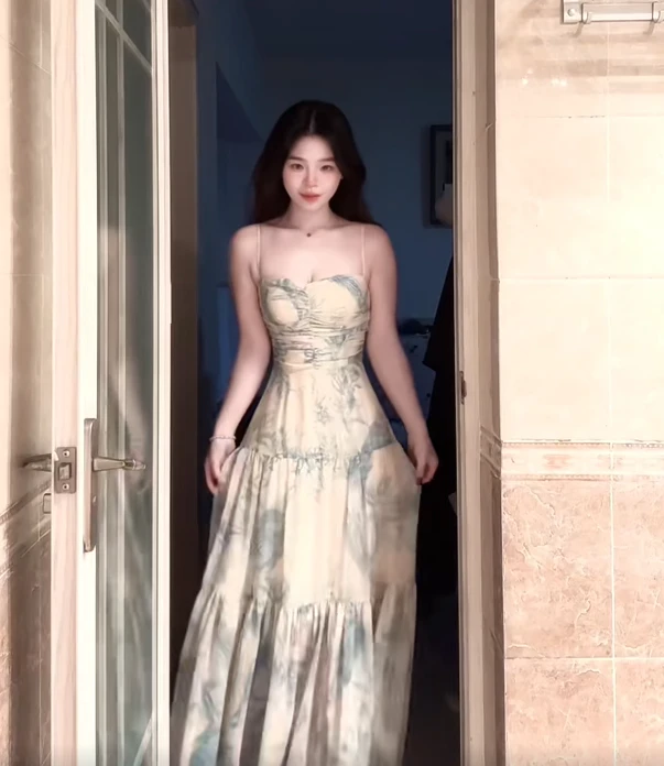 春季新款小众设计2025一字肩吊带连衣裙女时尚气质显瘦高级感穿搭