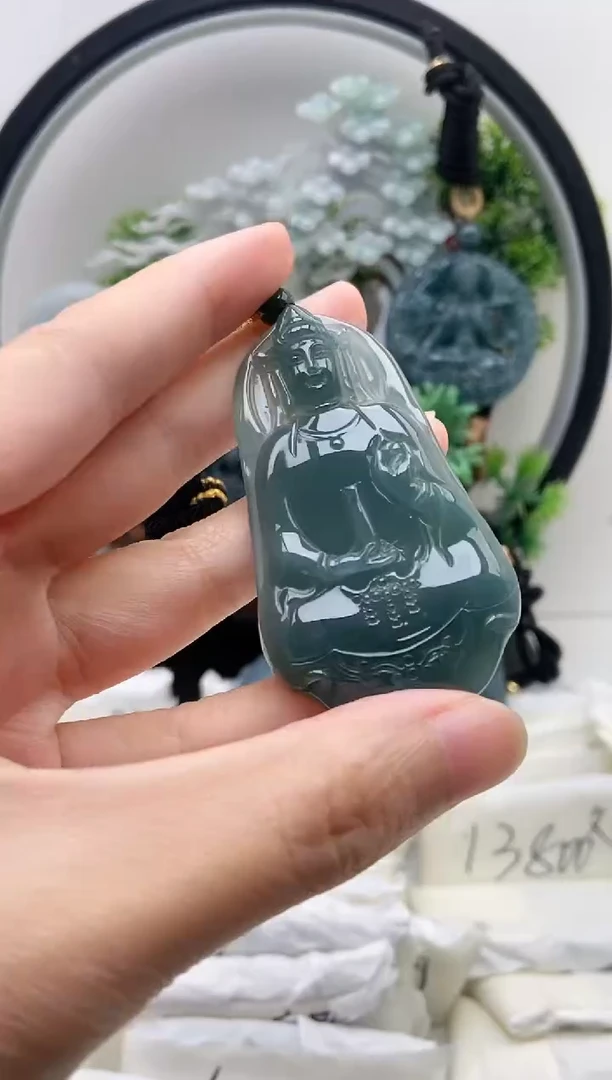 翡翠未镶嵌颈饰素衣观音
