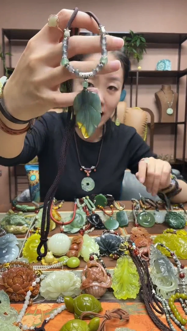 未镶嵌岫玉颈饰·