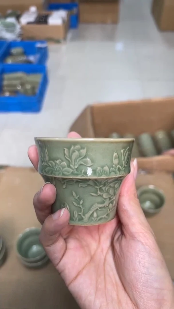陶瓷橄榄绿折腰玉兰杯 （一个）微瑕