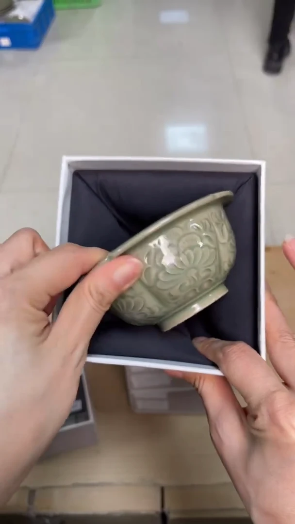 陶瓷纯手工秘色出筋葵口压手杯（一个）纹饰随机发