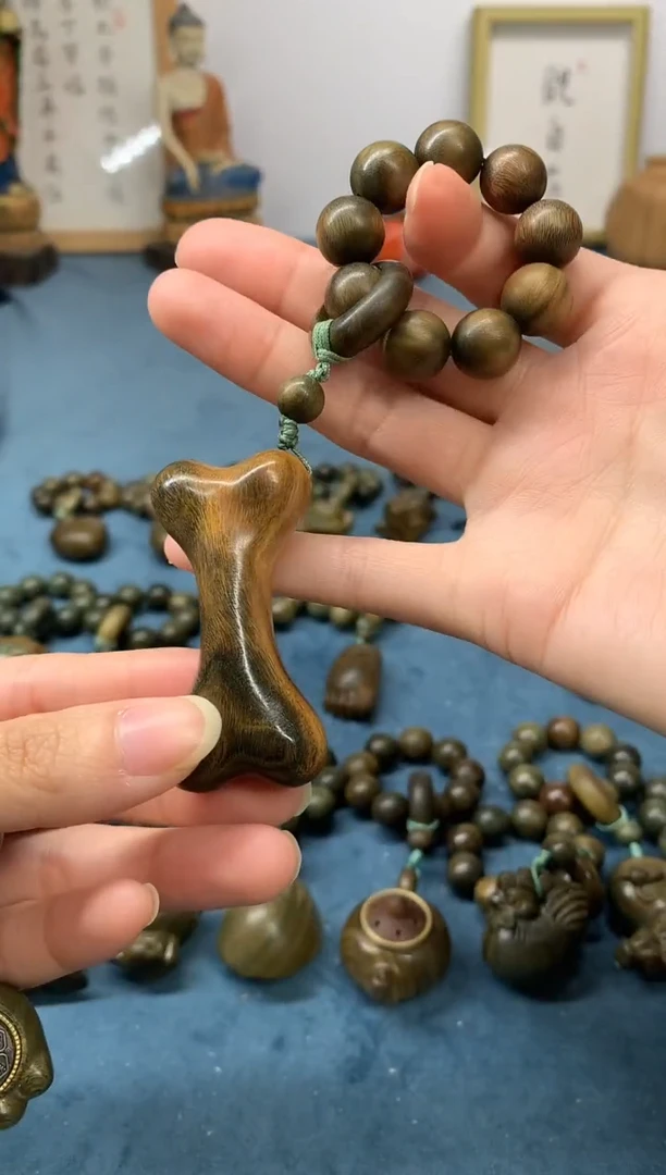 【闪购商品】维腊木（绿檀）把件骨头按摩棒