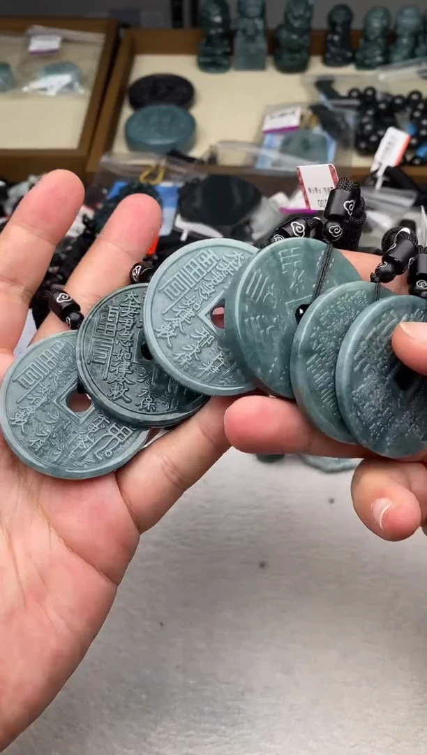 翡翠未镶嵌颈饰 多样性发其一