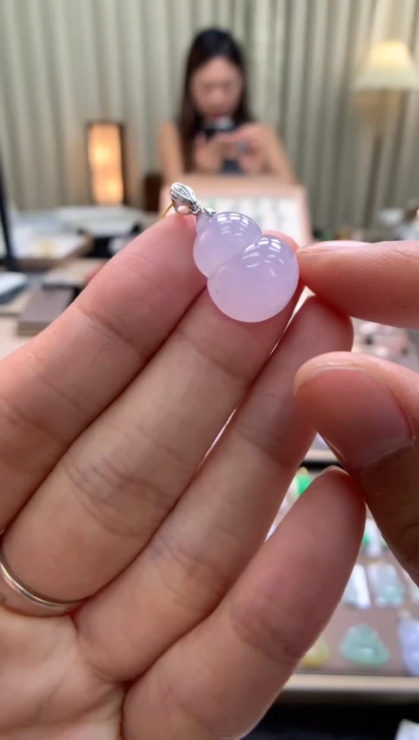 翡翠18K金镶嵌颈饰葫芦