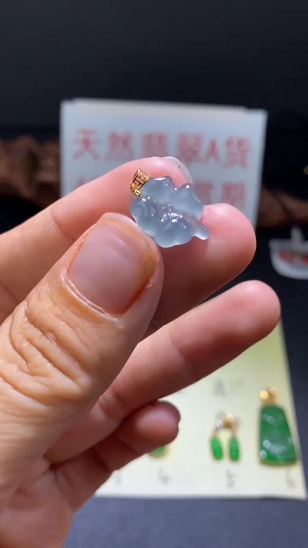 翡翠18K金镶嵌颈饰翡翠吊坠
