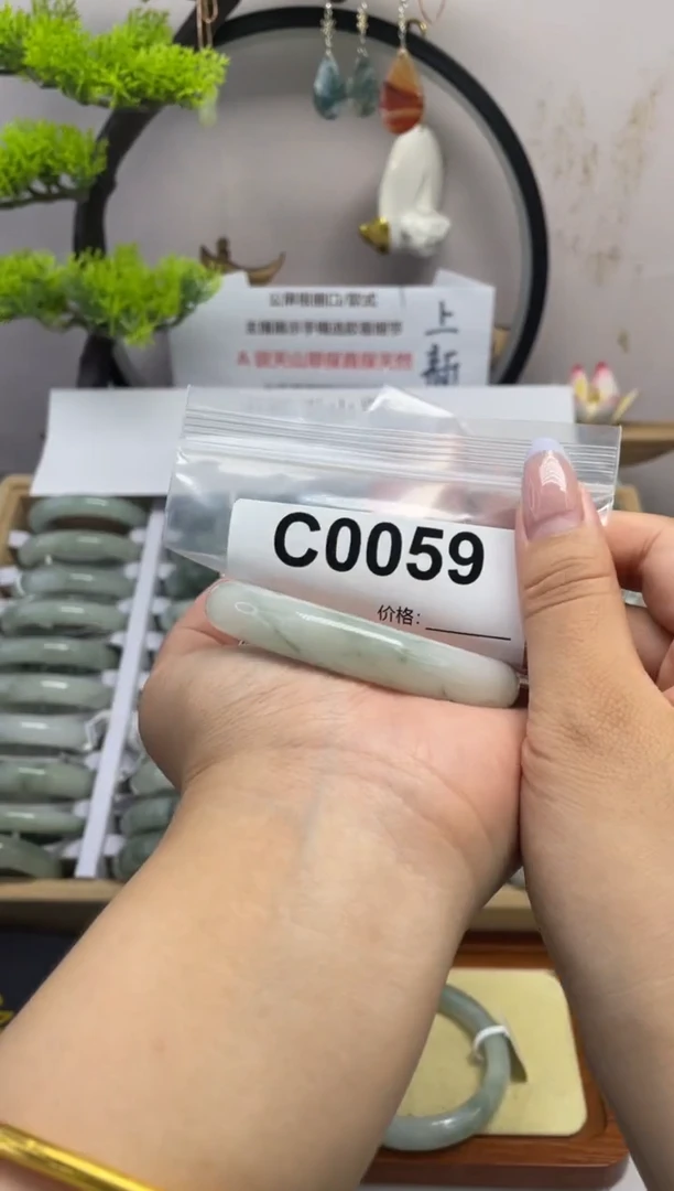 石英质玉（天山翠）手镯未镶嵌c0059