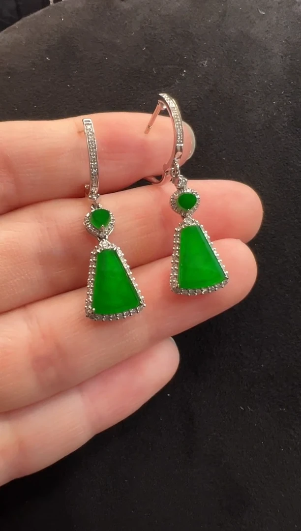 18K金镶嵌翡翠耳饰高冰辣阳绿无事牌耳坠