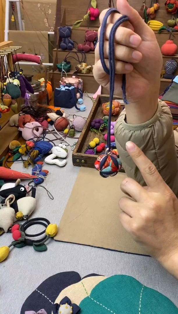 布绣球吊坠 + 蓝布绳