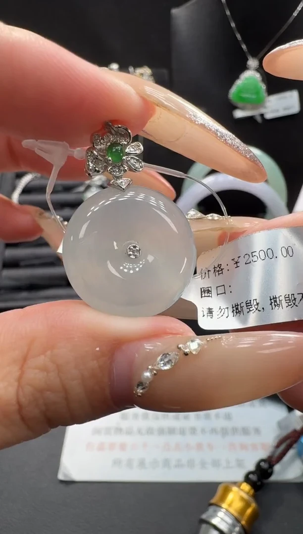 18K金镶嵌挂件翡翠翡翠吊坠