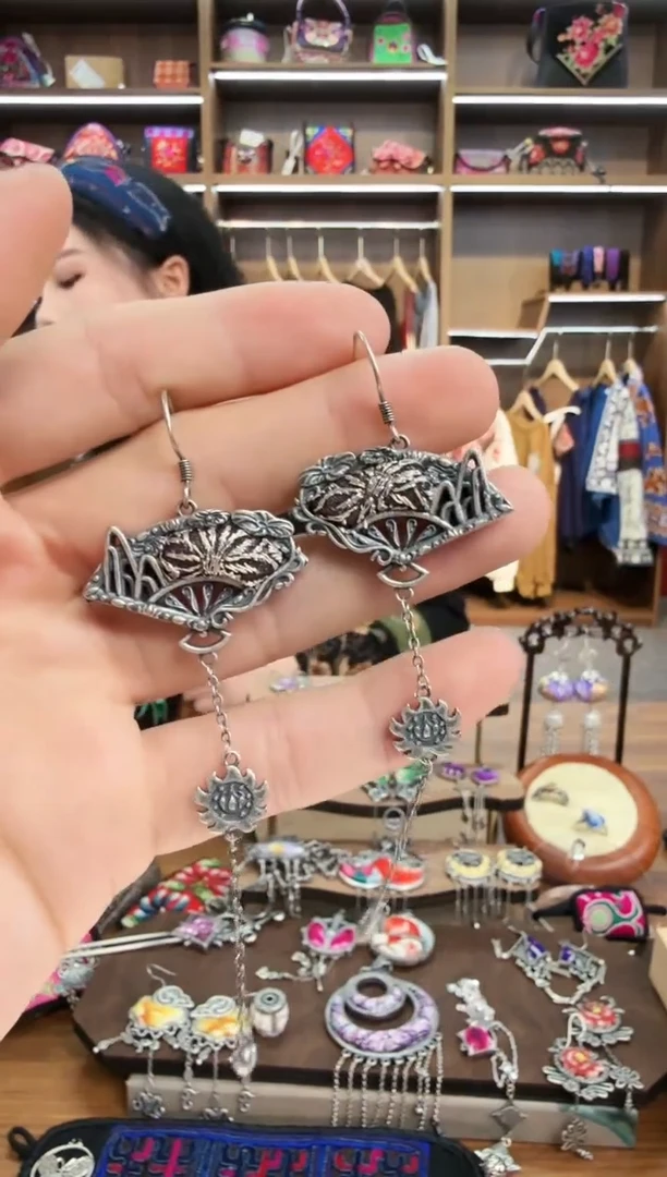 【闪购商品】织绣45蒙阿苏苗绣传承