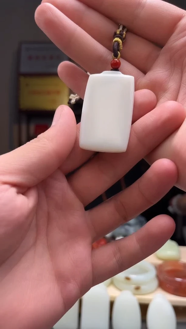 颈饰未镶嵌和田玉吊坠