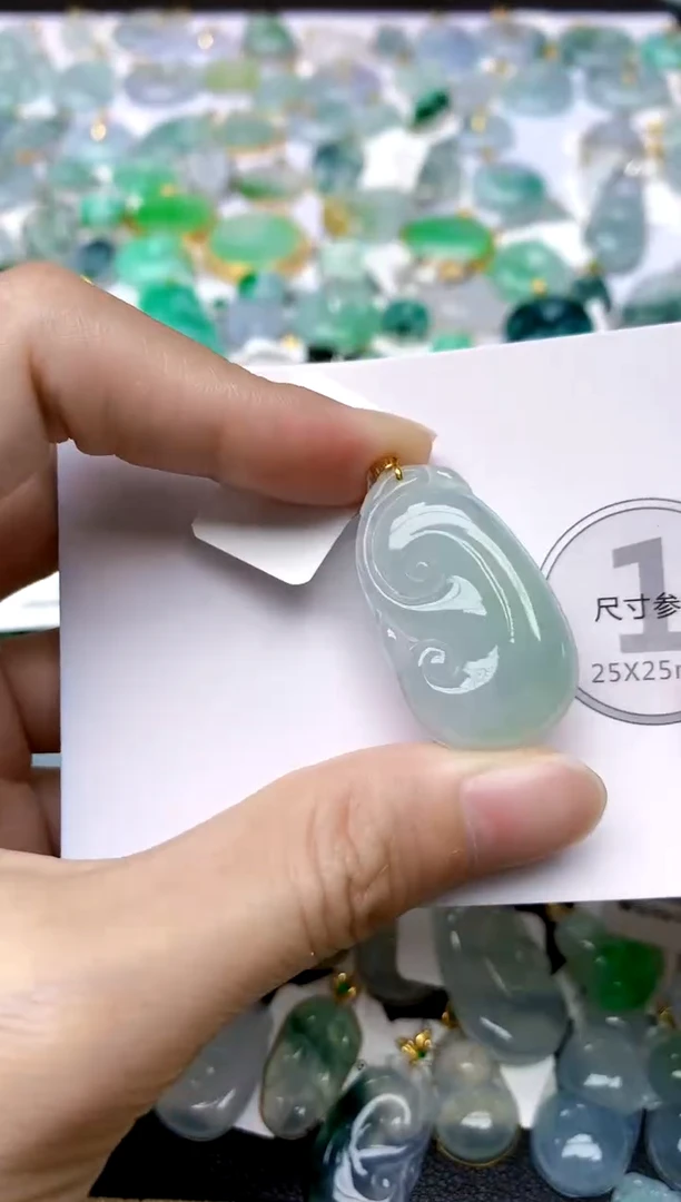 颈饰18K金镶嵌翡翠天然A货翡翠