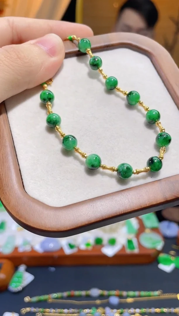 颈饰18K金镶嵌翡翠手链