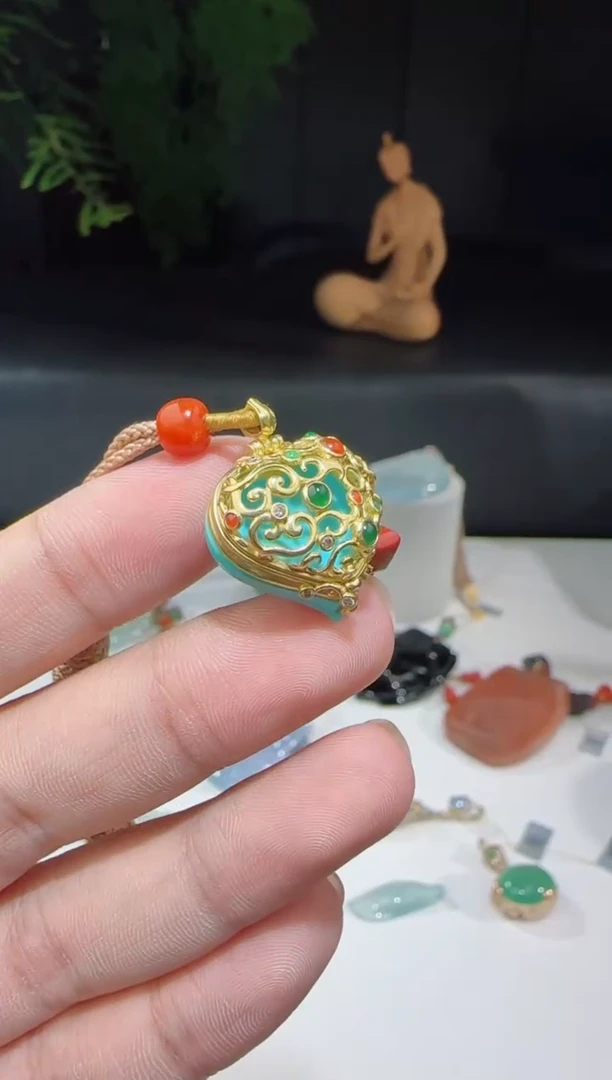 18K金镶嵌绿松石挂件洋 香囊
