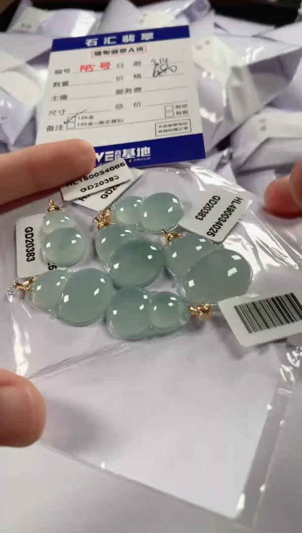 颈饰18K金镶嵌翡翠多样性发货，发一件