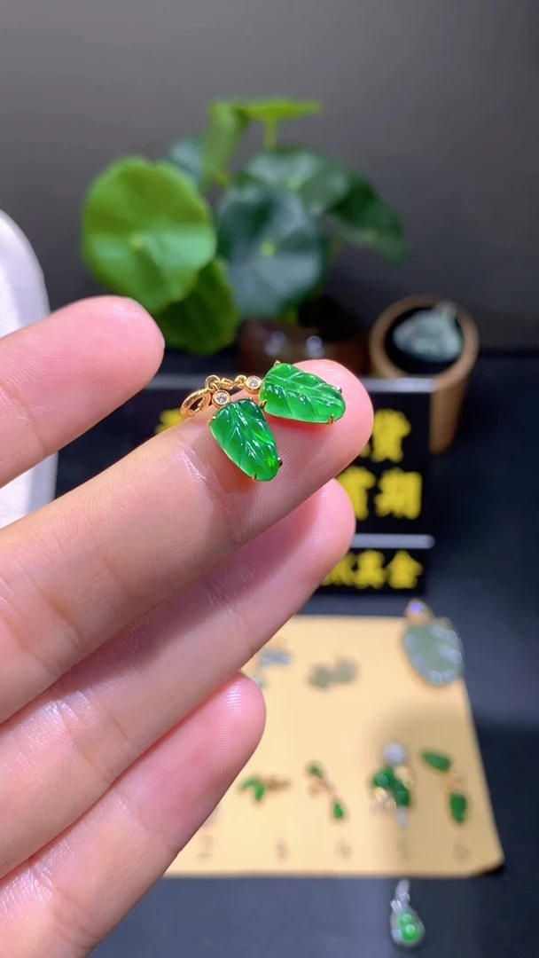 颈饰18K金镶嵌翡翠翡翠A货