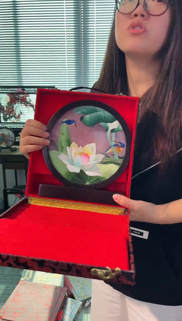 织绣以芊手扇摆台