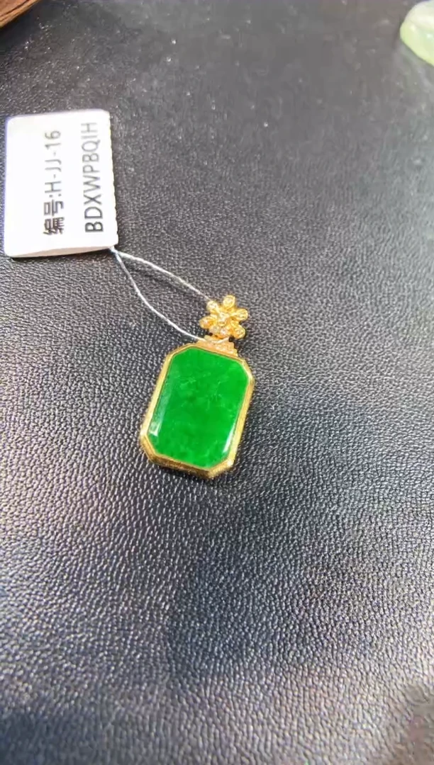 颈饰18K金镶嵌翡翠无事牌