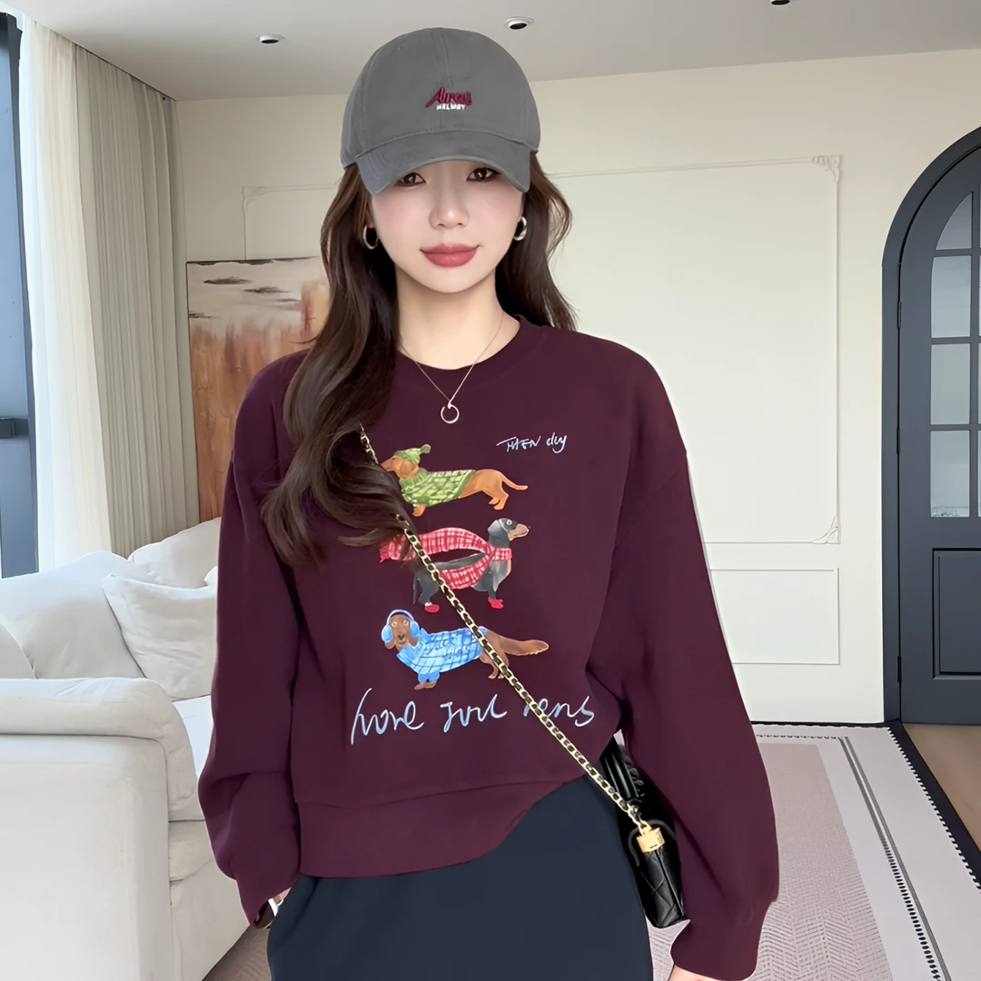 【余欢欢】秋季简约百搭时尚圆领套头三条狗印花卫衣-YHW50870