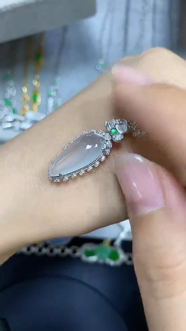 翡翠18K金镶嵌颈饰翡翠 18K金镶嵌 颈饰