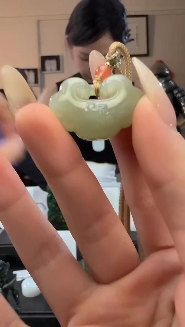 颈饰未镶嵌和田玉晴水如意吊坠