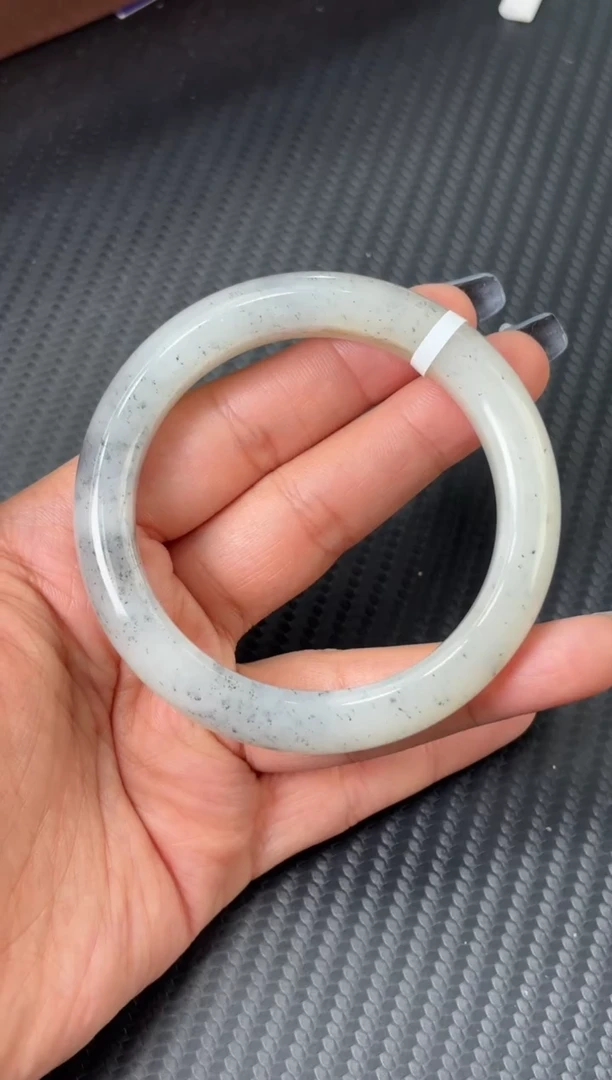 未镶嵌手镯和田玉黑山微色差56+m