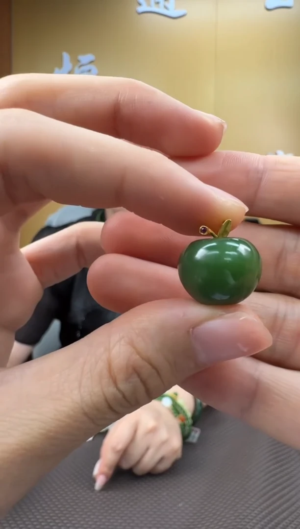 和田玉18K金镶嵌颈饰挂件