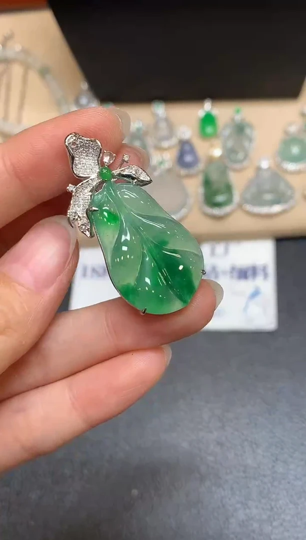 颈饰18K金镶嵌翡翠芭蕉叶【无服务费