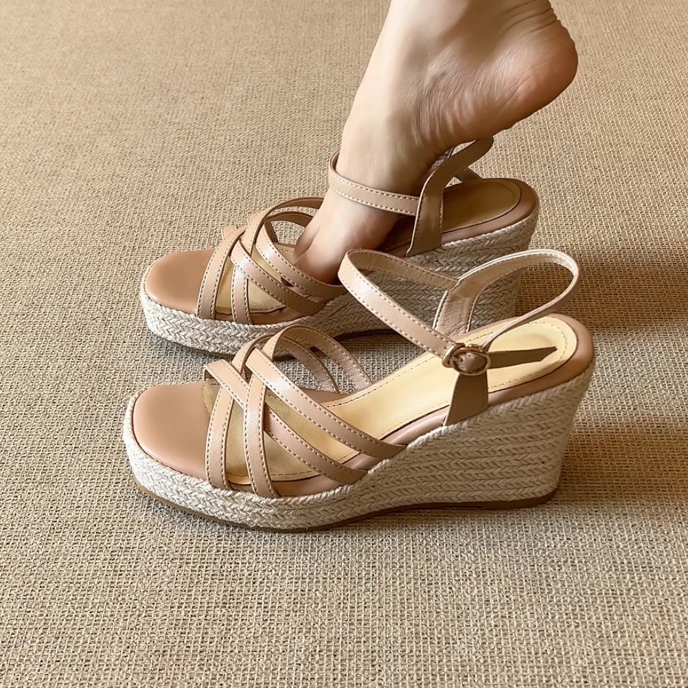 RubyL/8cm夏季小个子欧美风休闲百搭舒适草编坡跟高跟露趾凉鞋