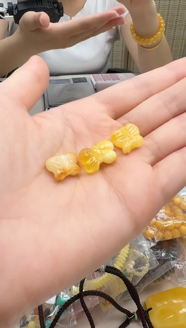 未镶嵌琥珀裸石随机一件