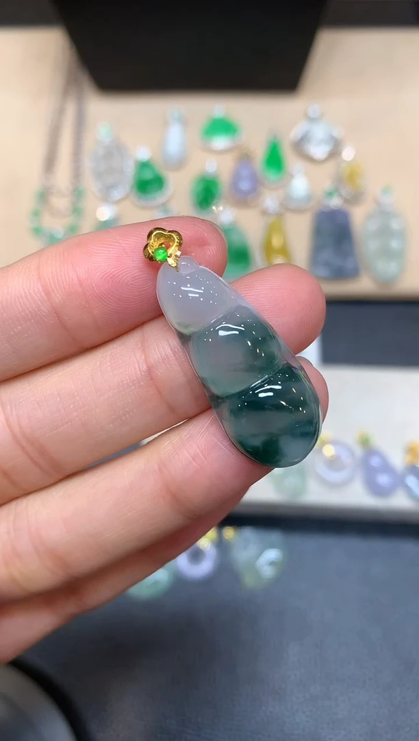 颈饰18K金镶嵌翡翠福豆【无服务费