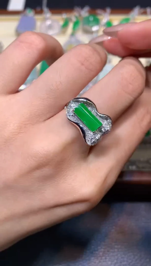 18K金镶嵌戒指翡翠1