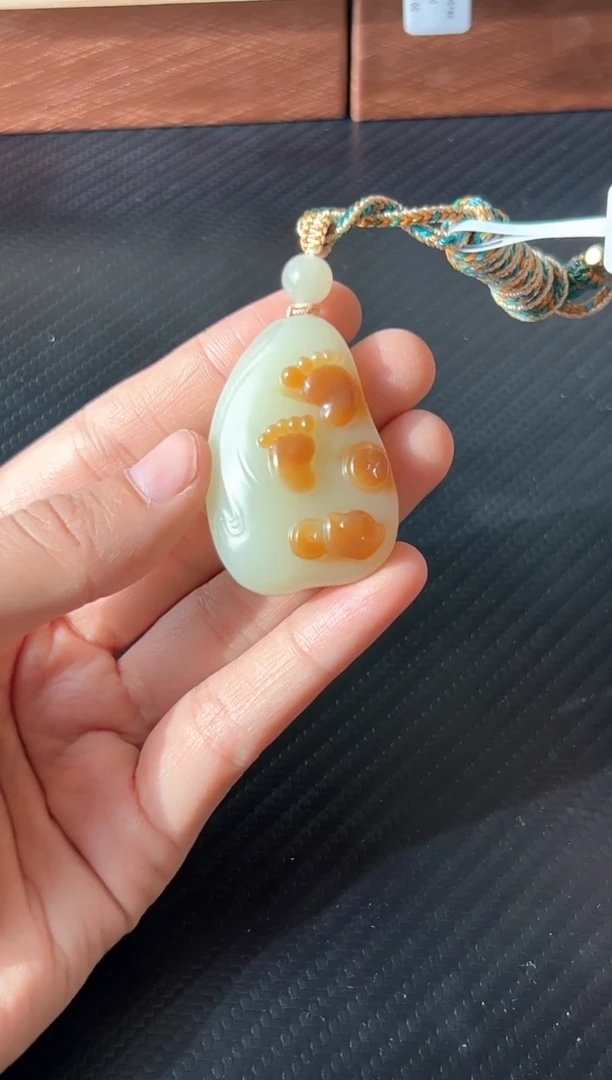 吊坠(赠链)未镶嵌和田玉天**翔若羌微色差