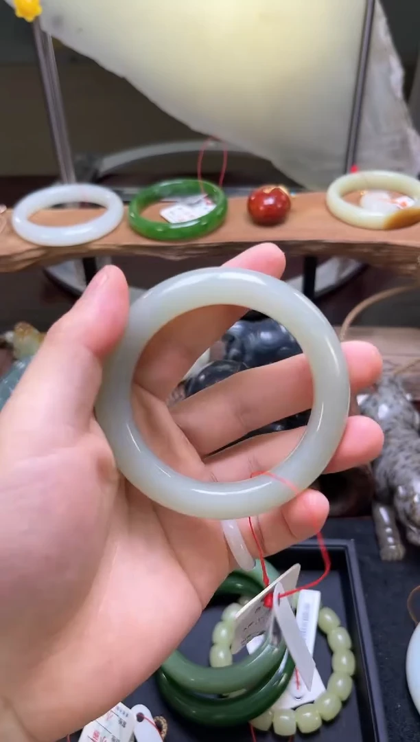 和田玉手镯未镶嵌且末青白 57+圈