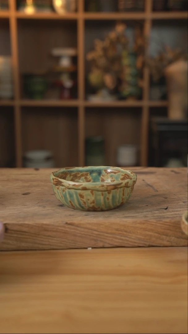 黄绿色的蛋糕米饭碗