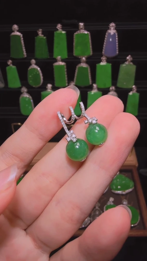 翡翠18K金镶嵌颈饰吊坠