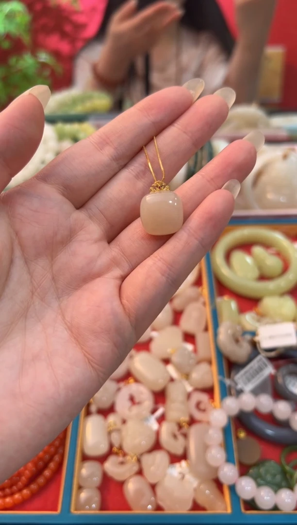 【闪购商品】和田玉吊坠18K金镶嵌红藕粉小方糖