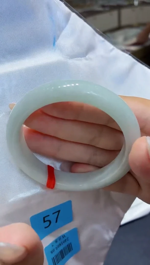 翡翠手镯未镶嵌翡翠手镯