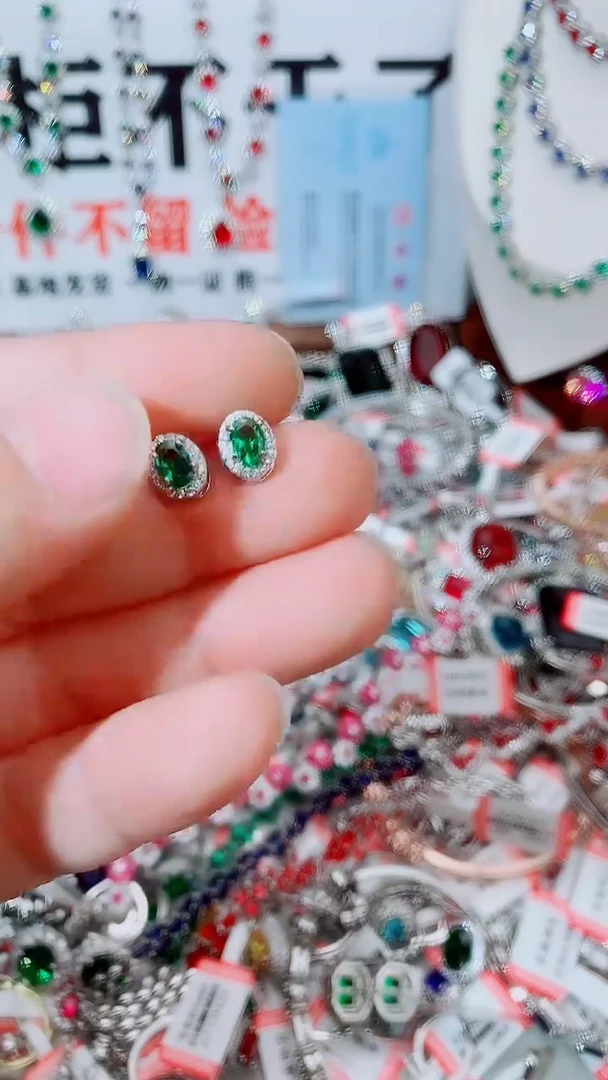 未镶嵌耳饰祖母绿