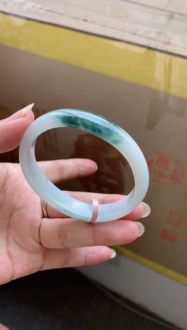 翡翠手镯未镶嵌（必买 牛奶底飘花）贵妃3号