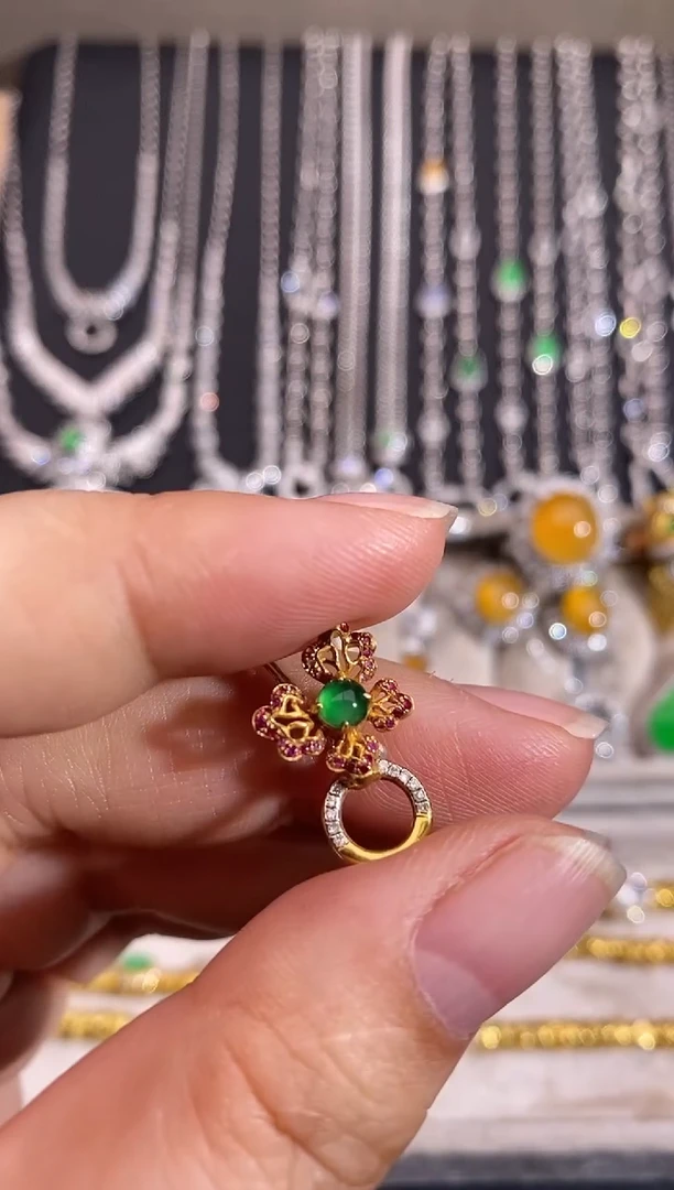 颈饰18K金镶嵌翡翠扣头