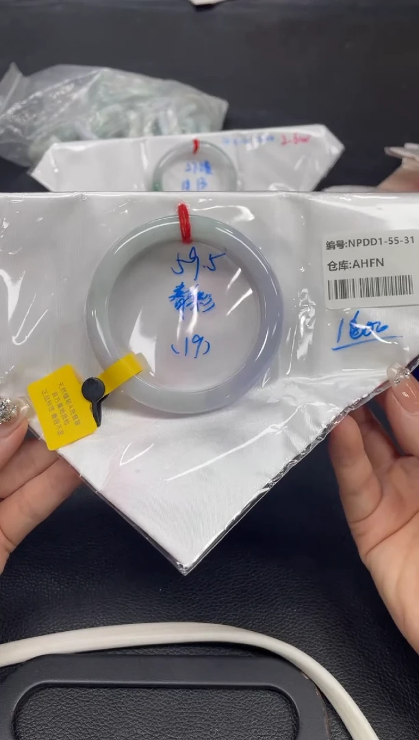 翡翠手镯未镶嵌翡翠手镯