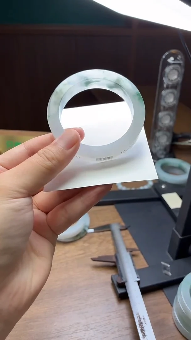 未镶嵌手镯定制翡翠雨**?定制