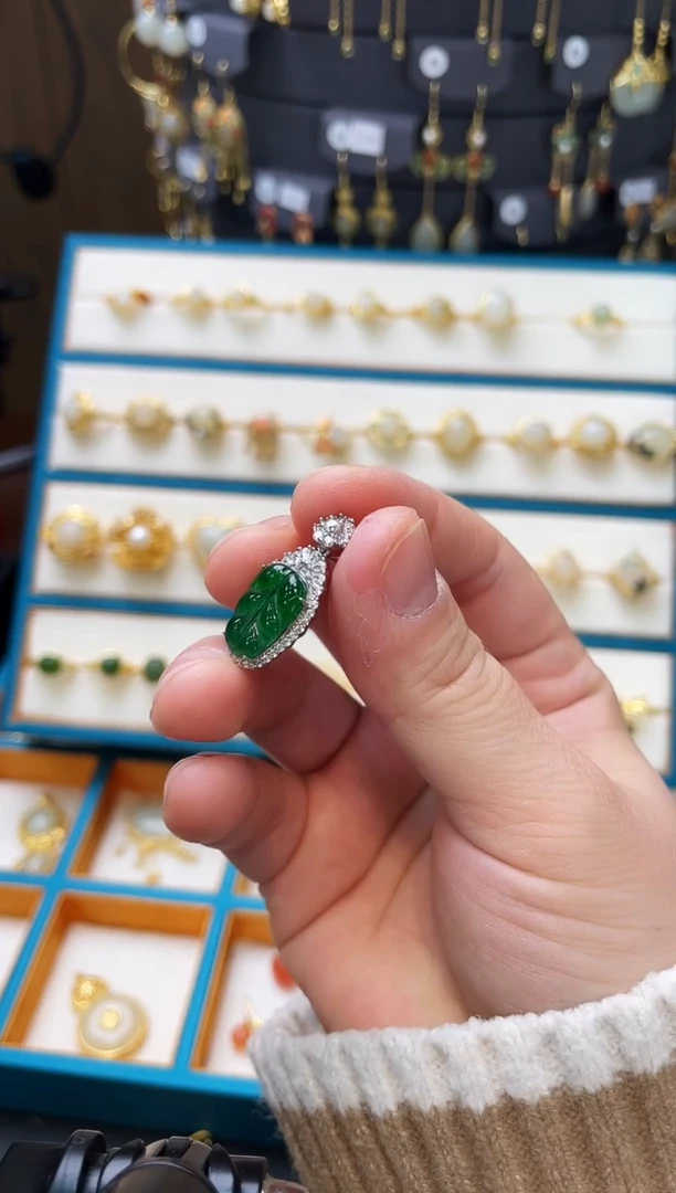 【闪购商品】翡翠颈饰银S925镀金镶嵌吊坠