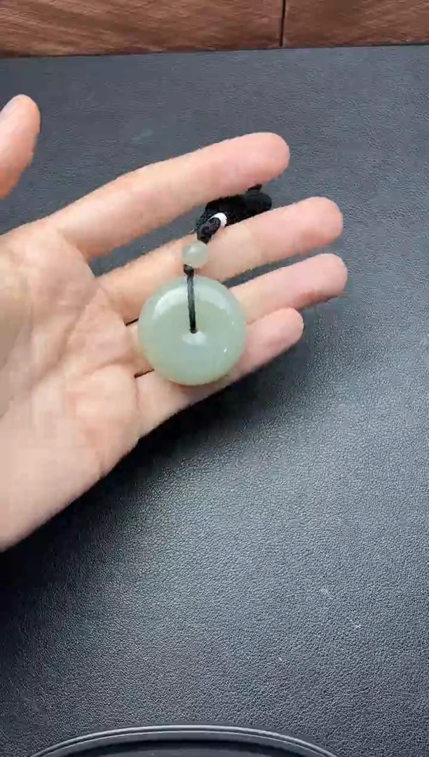 吊坠(赠链)未镶嵌和田玉且末微色差近矿平安扣