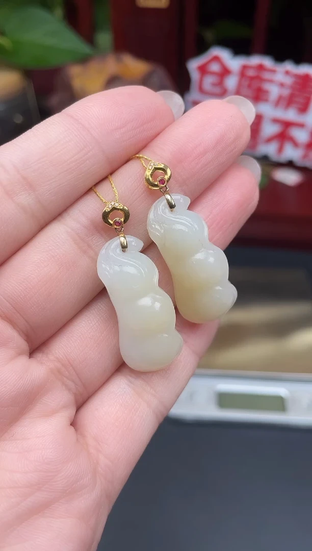 颈饰18K金镶嵌和田玉吊坠多样性发其一