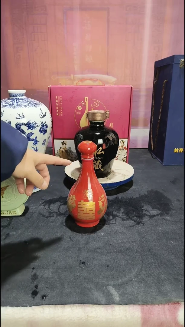 1个1斤装滴水喜字陶瓷空酒瓶