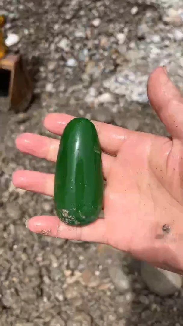 透闪石质玉未镶嵌珠宝奇石透闪石质玉，未镶嵌珠宝奇石。