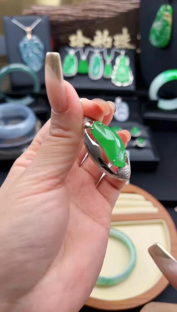 【闪购商品】翡翠颈饰18K金镶嵌吊坠